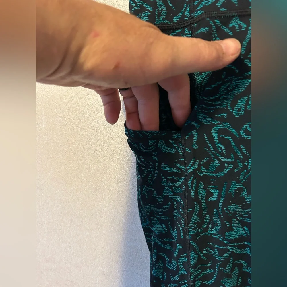 Lululemon Athletica | Black and Teal Patterned Leggings | Size 4